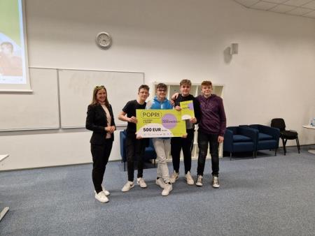 POPOLNOMA RAZGRADLJIVI OVITEK ZA TELEFON, IDEJA SKUPINE FANTOV OŠ KNEŽAK, KI GRE V SLOVENSKI FINALE 2